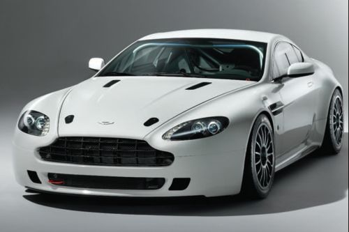 max Braams in actie met dikke Aston Martin